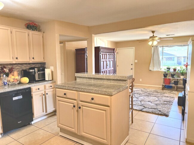 Foto del edificio - OPEN HOUSE --TODAY --    8-2-25  12-1PM; R...