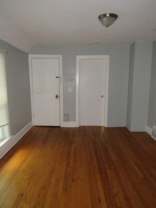 Building Photo - 512 W Doty St