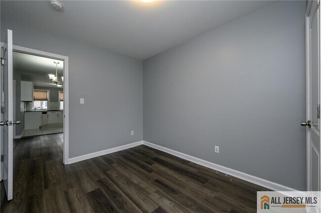 Building Photo - 305 Pershing Ave