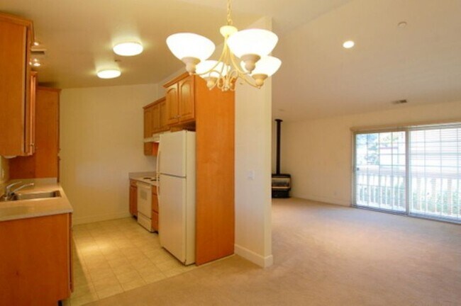 Building Photo - QUIET 1BR/1BA END UNIT IN FOURPLEX,  VAULT...