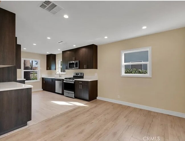 Foto del edificio - 17024 Sherman Way