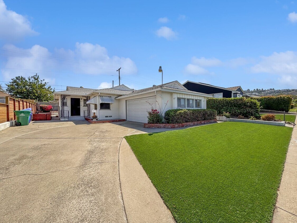 Primary Photo - Beautifully Upgraded 2B/2BA House W/ 2-Car...