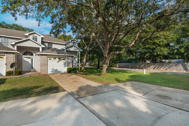 Foto del edificio - "Charming 2-Bed Townhouse Retreat with 2.5 Baths on Tooke Street!"