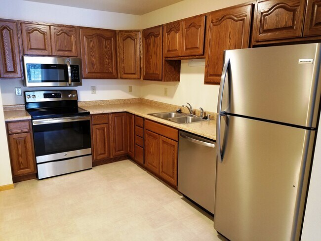 Kitchen w/stainless steel - 2703 Jelinek Ave