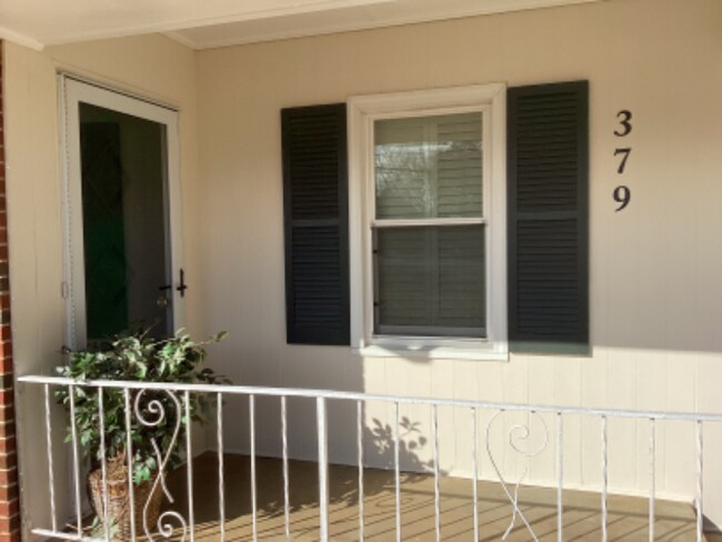Foto del edificio - 379 Milton Ave