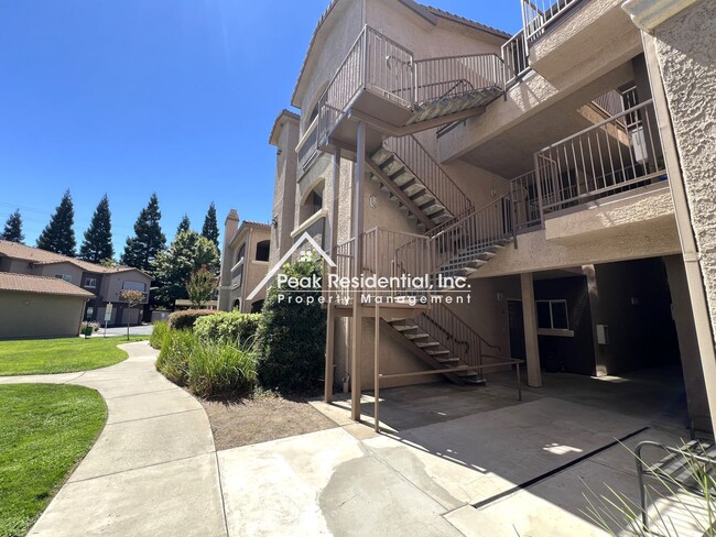 Building Photo - A Beautiful Roseville 1bd/1ba Condo in Gat...