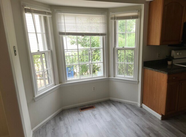 Building Photo - Potomac Village - 4 beds + 3.5 Baths, 3 fi...