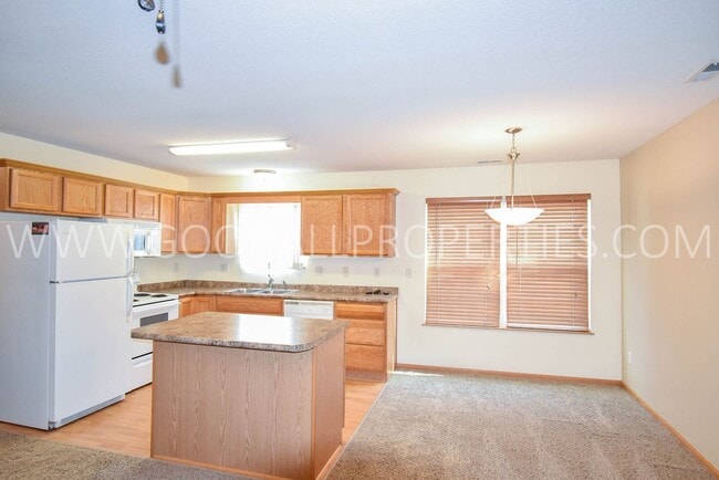 Building Photo - 2-Bedroom, 2-Bath Urbandale Townhome with 2-Car Attached Garage