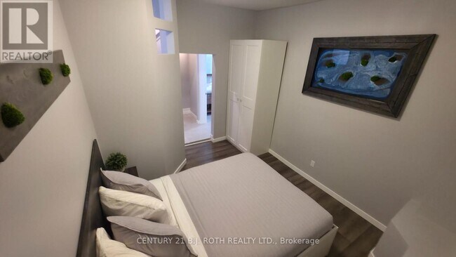 Building Photo - 82 Albert St N