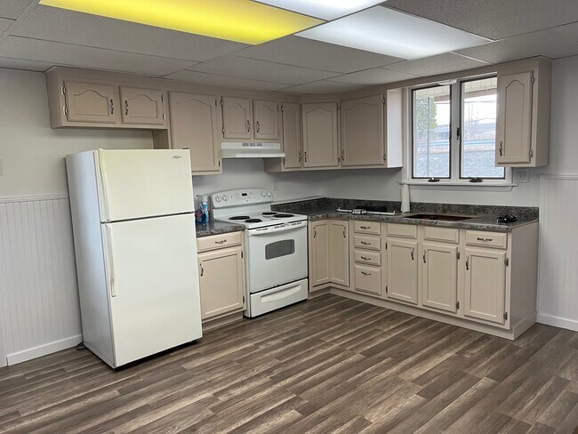 Building Photo - 130 S Apple St