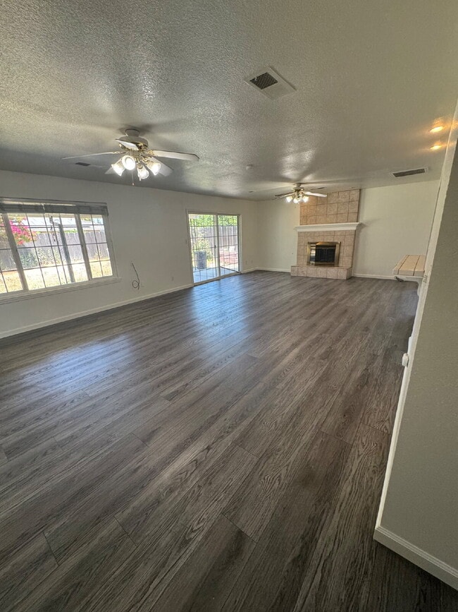 Building Photo - 557 W Donna Dr