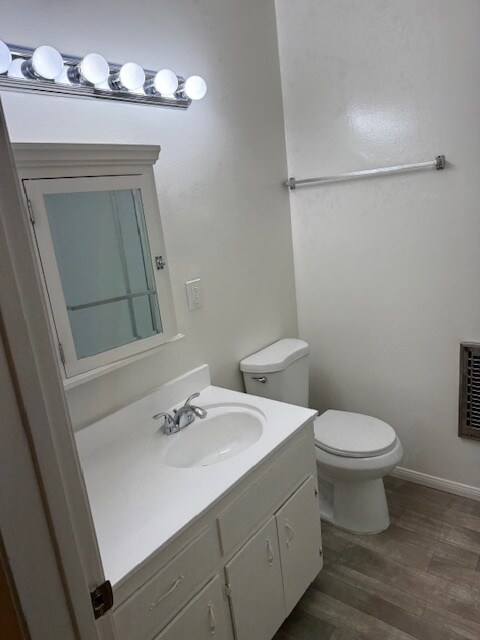Baño 2 - 1440 Barry Ave