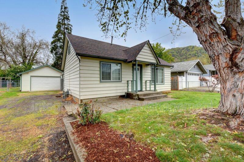 1034 NE Madrone St, Grants Pass, OR 97526 House Rental in Grants Pass