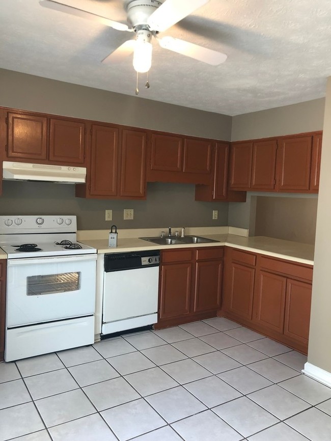 Building Photo - Lithonia End Unit Townhome for Rent