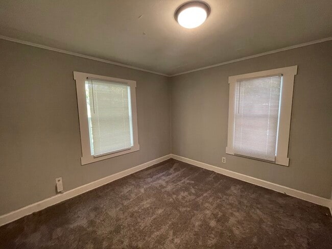 Building Photo - Westside 2 Bed/ 1 Bath