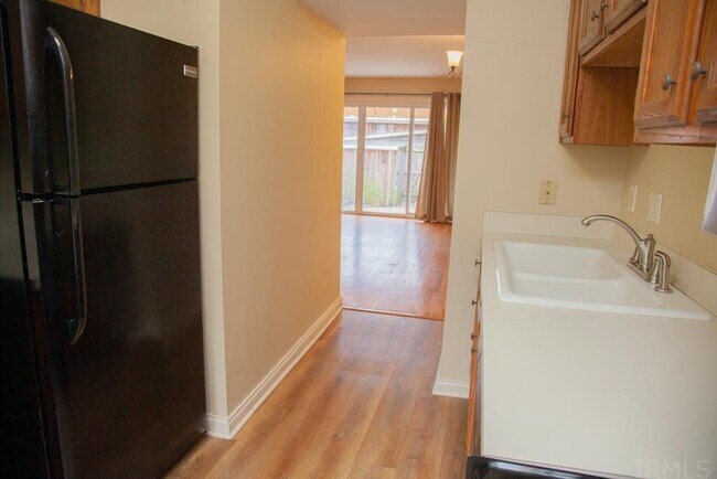 Building Photo - 5009 Hampton Dr