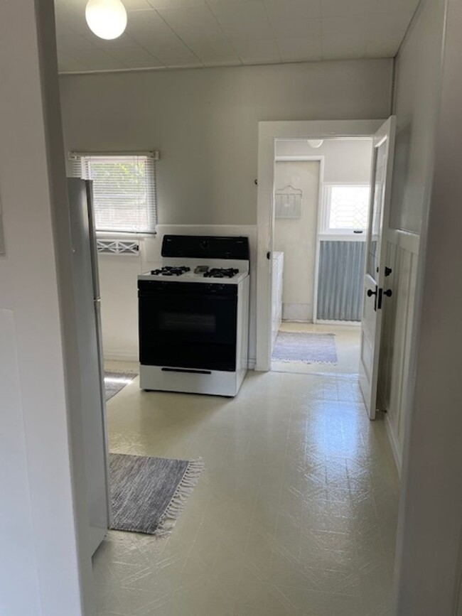 Building Photo - 2 bedroom 1 bath Brea $3100