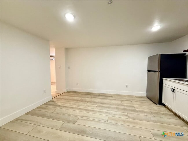 Foto del edificio - 2204 W San Antonio St