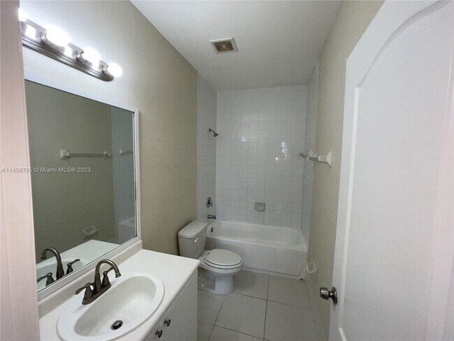 Foto del edificio - 1661 SE 28th St