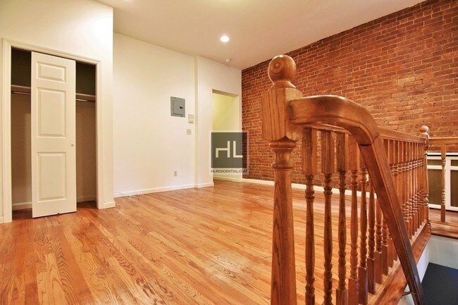 Building Photo - 306 W 76th St