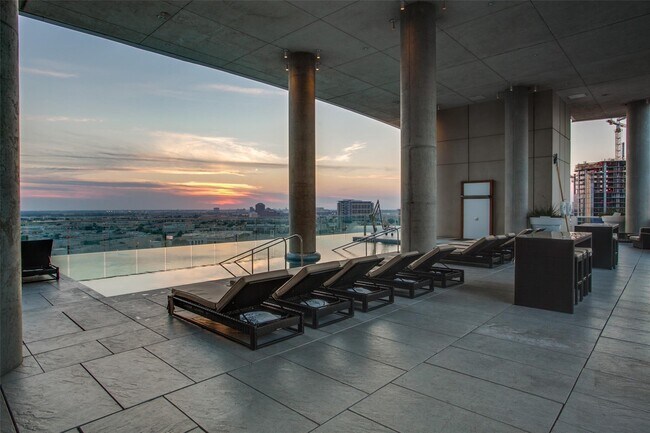 Foto del edificio - 2430 Victory Park Ln