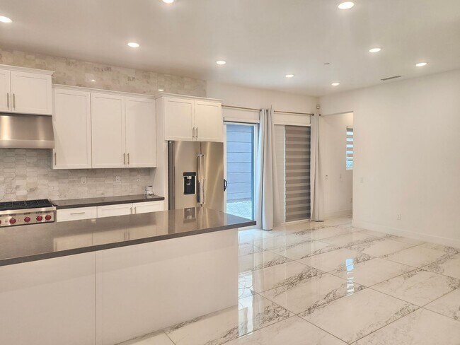 Foto del edificio - FOR LEASE - Available now!