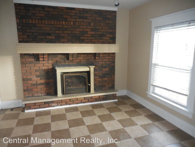 Building Photo - 3 br, 1 bath House - 842 E. 4th St.