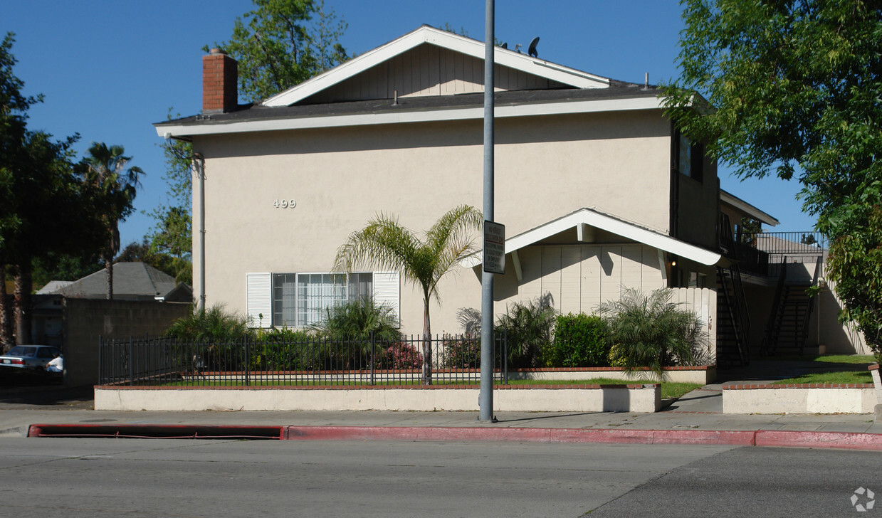 Building Photo - Los Robles Apartments