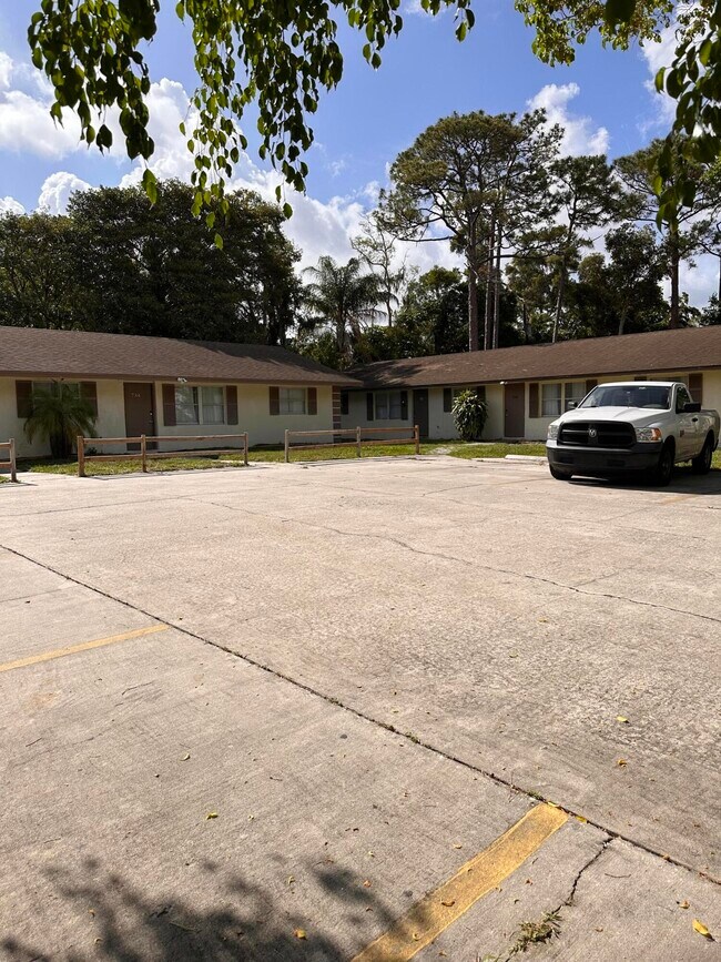 Building Photo - 732 Neil Rd