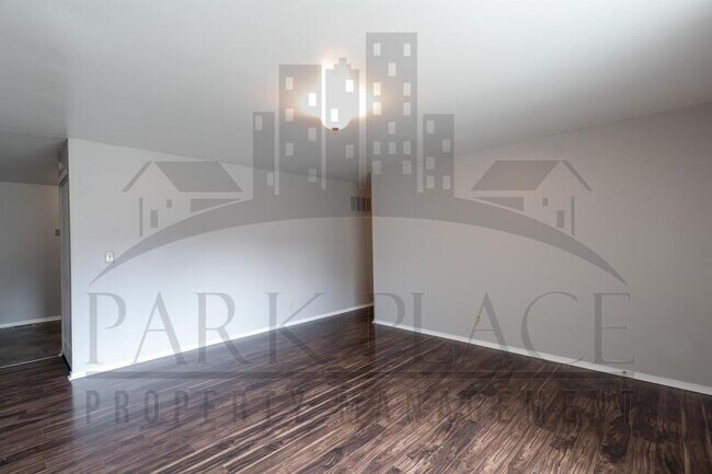 Building Photo - 3411 N Richardt Ave
