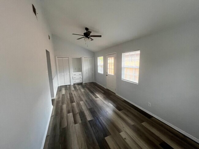 Foto del edificio - 994 Blue Bonnet Dr