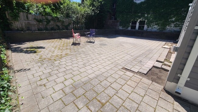 Shared back yard - 308 King St
