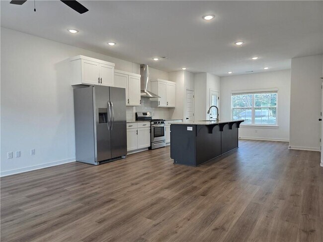 Building Photo - 1002 N Crater Ave