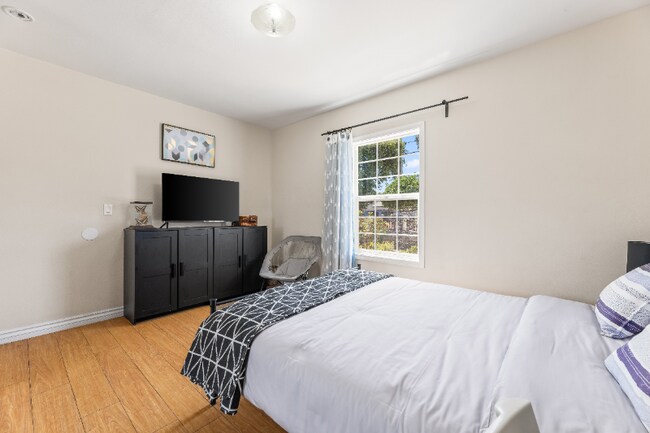 Foto del edificio - 7452 Jamieson Ave