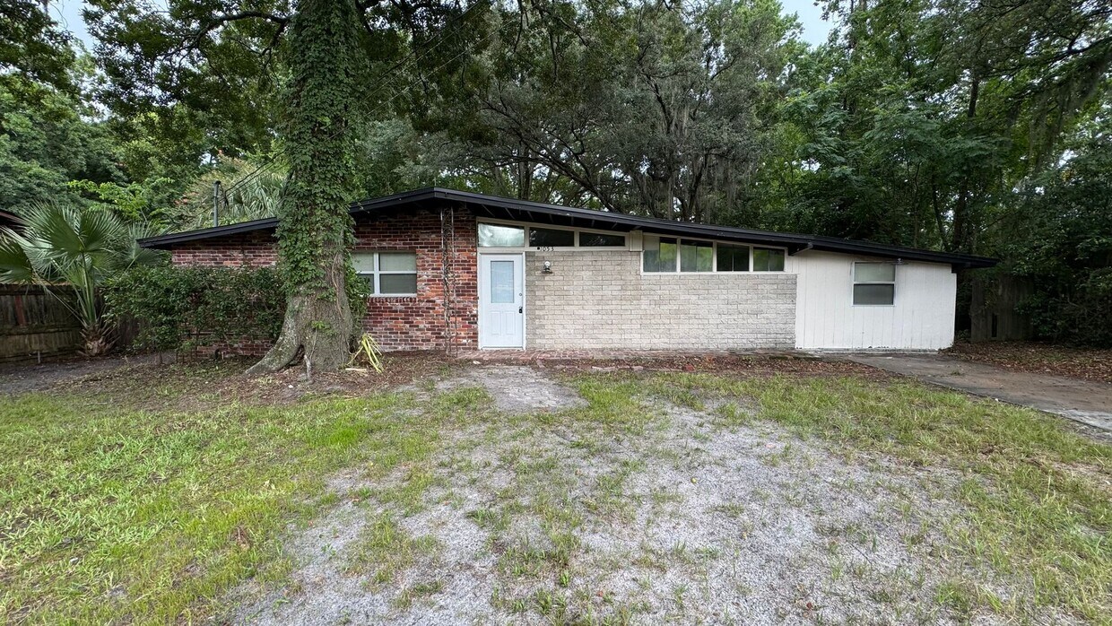 Foto principal - Spacious 5/2 for rent in Normandy Village ...