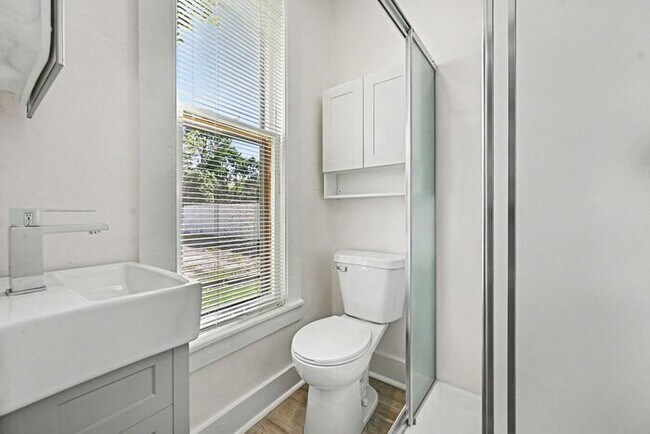 Foto del edificio - Charming 1-Bed/1-Bath Apartment – Newly Renovated!