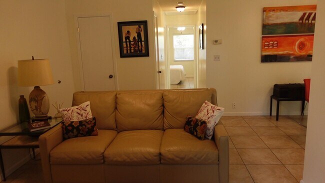 Large open living area - 202 S Simpson St