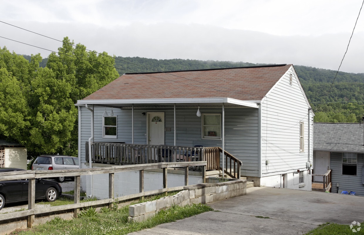 Primary Photo - 702 Carlock Ave