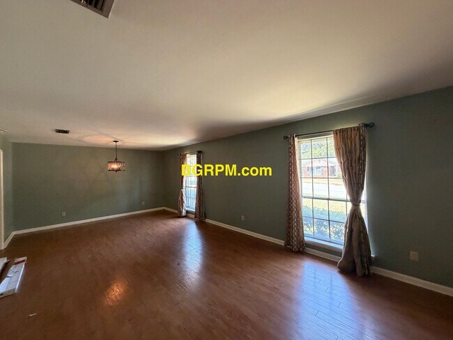 Building Photo - 2210 Crestwood Rd