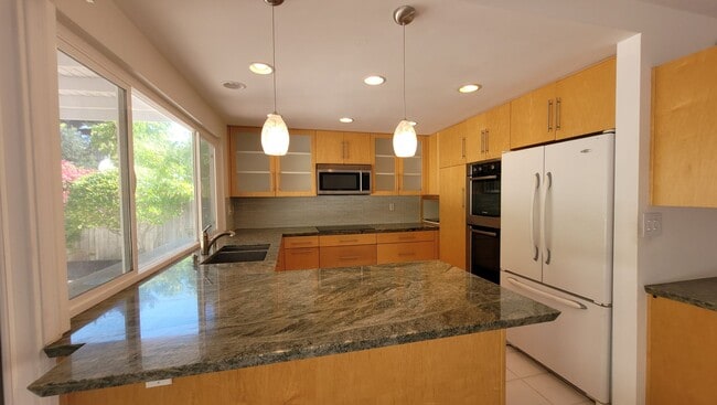 Foto del edificio - Beautifull 4 Bed 2 Bath In UTC Area