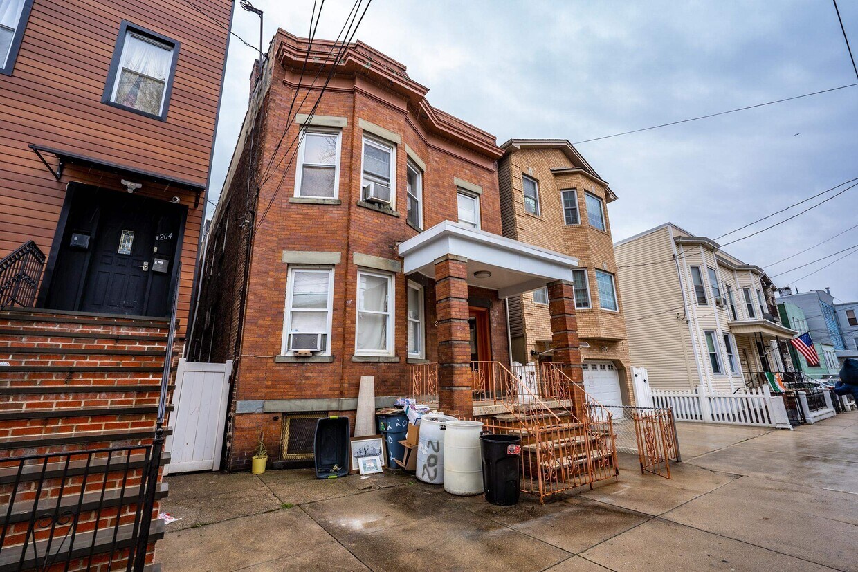 Primary Photo - 202 Hancock Ave