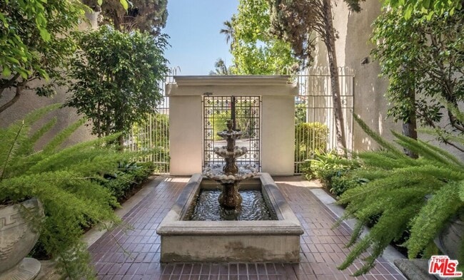 Foto del edificio - 8455 Fountain Ave