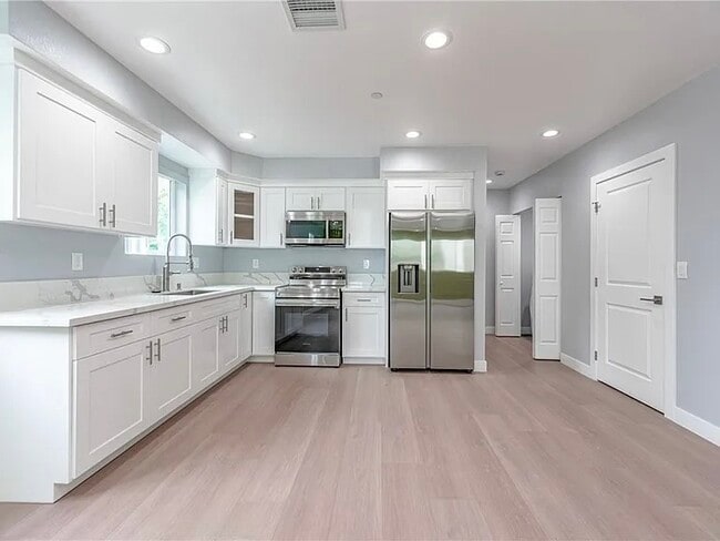 kitchen - 1265 E Adams Blvd