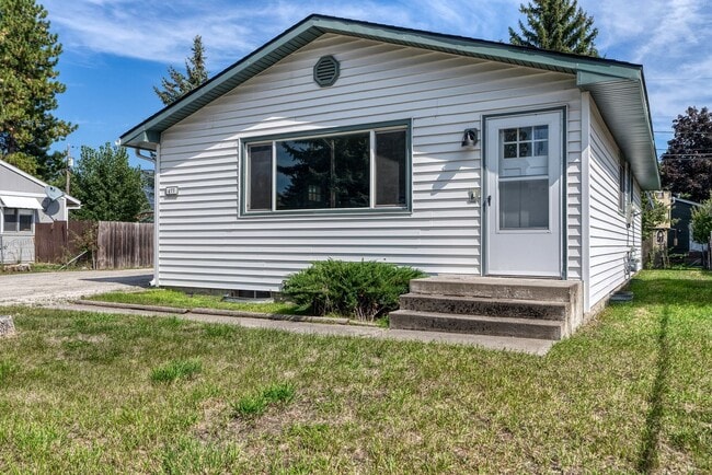 Building Photo - Beautifully renovated three bedroom with l...