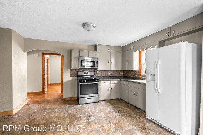 Building Photo - 3 br, 2 bath House - 801 E. Loren St.