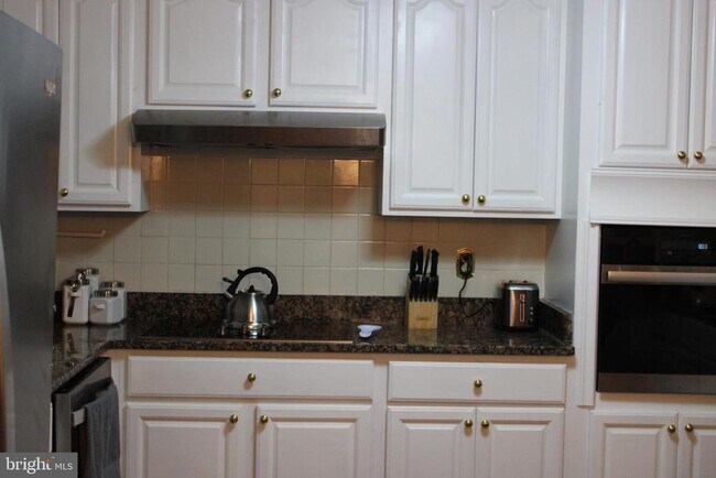 Building Photo - 7217 Wickford Dr