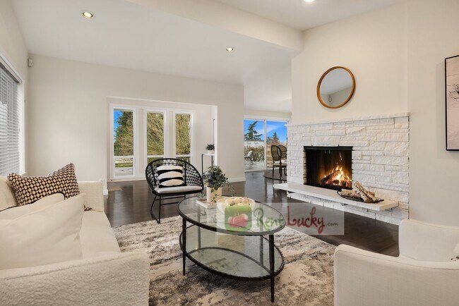 Foto del edificio - VIEWS, VIEWS, VIEWS!! Stunning & LARGE 4-B...