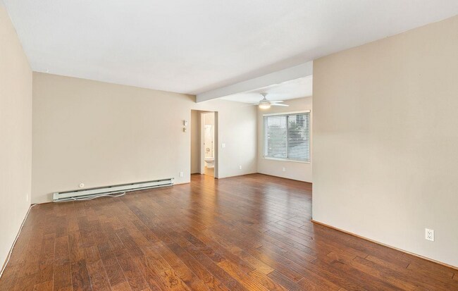 Foto del edificio - Large One Bedroom in University Heights wi...