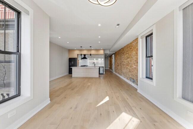 Foto del edificio - 7516 N Eastlake Terrace