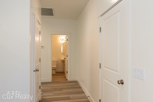 Building Photo - 6 br, 3.5 bath House - 3332 Livia